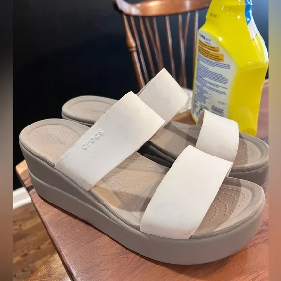 CROCS Women's Tan Brooklyn wedge sandal - Picture 2 of 2